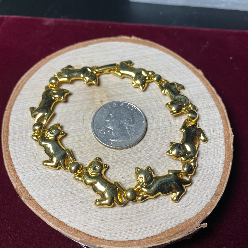 VTG| Gold-tone Cat w/Yarn Bracelet 🐱✨ - Picture 6 of 6